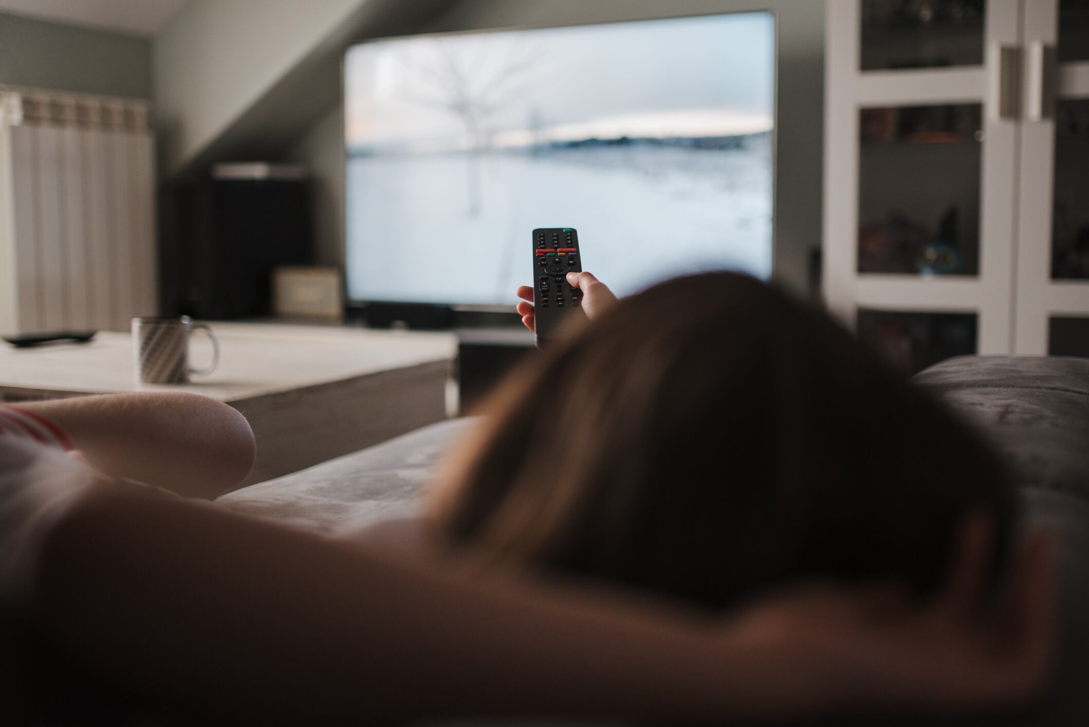 A esta distancia deberías estar de la TV para que no sea peligroso, según las pulgadas del aparato