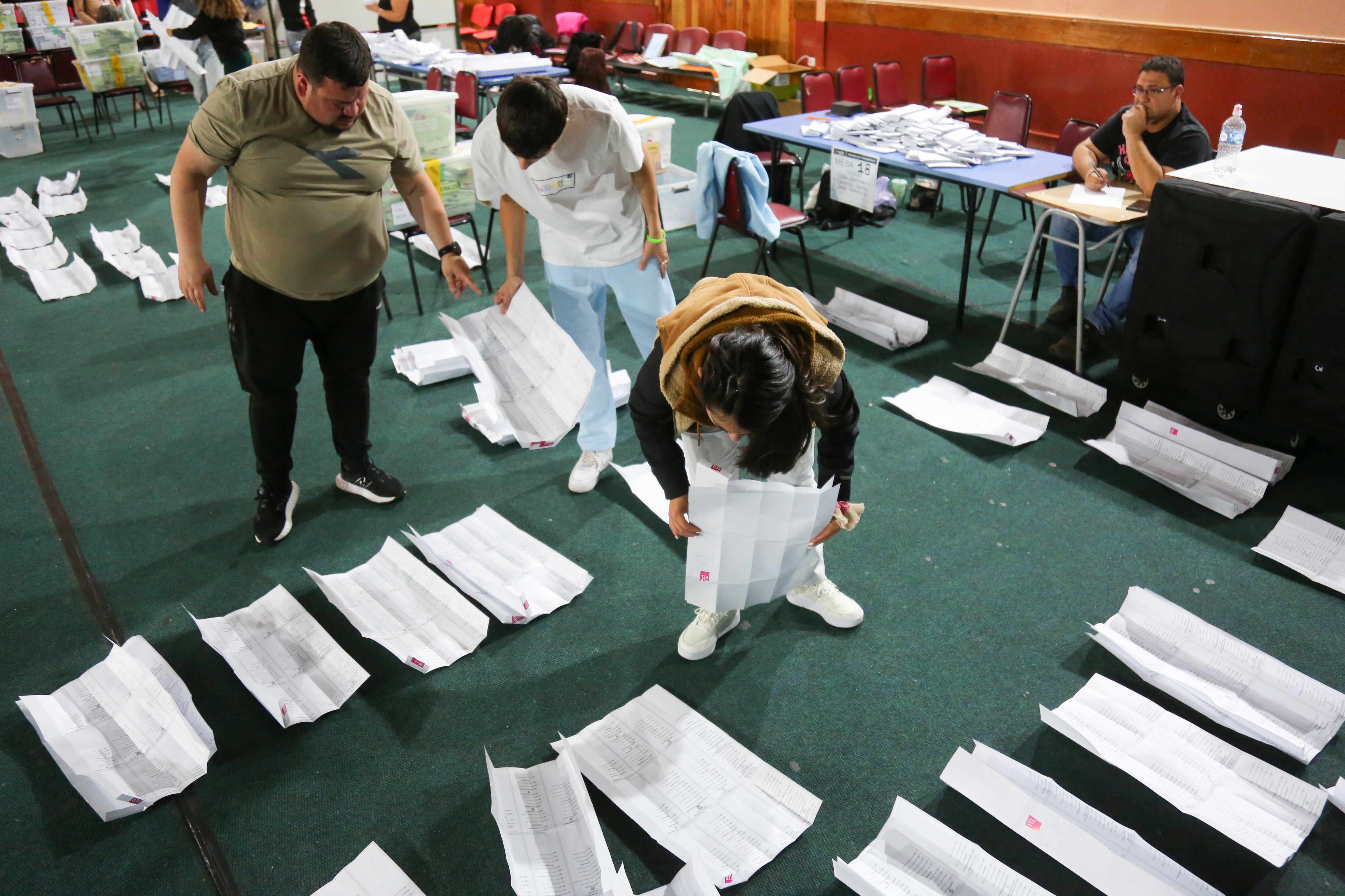 27 DE OCTUBRE 2024/ANTOFAGASTAVocales de mesa realizan conteo de votos de las Elecciones 2024 en el Local de Votación del Colegio San Agustín, ubicado en el sector norte de la ciudad.
FOTO: ALEJANDRO LEIVA VARELA/ AGENCIAUNO