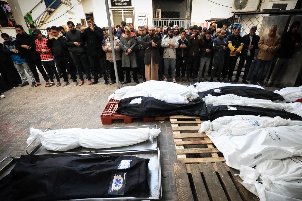Advertencia Contenido Gráfico / Las personas lloran y homenajean a las víctimas en la Franja de Gaza que dejan los ataques de las fuerzas de Israel