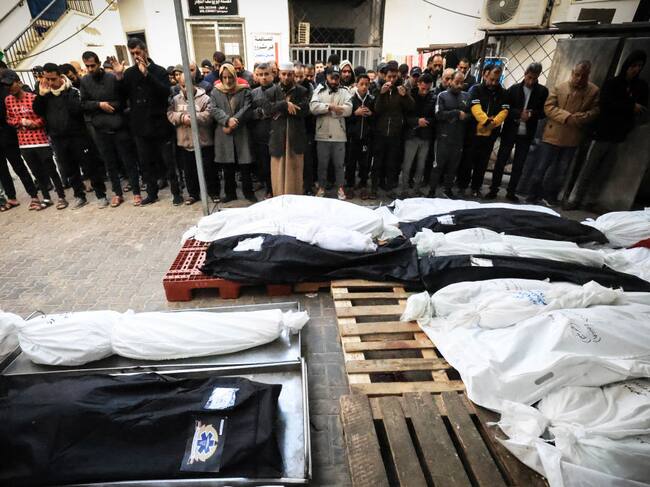 Advertencia Contenido Gráfico / Las personas lloran y homenajean a las víctimas en la Franja de Gaza que dejan los ataques de las fuerzas de Israel