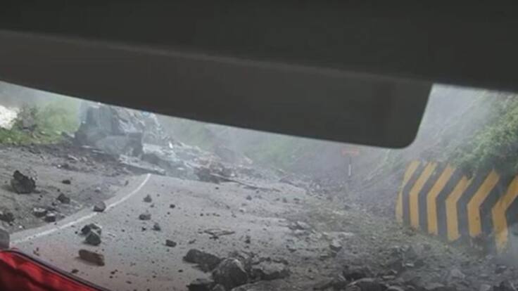 Impactante registro muestra cómo deslizamiento de rocas aplasta a un camión en Perú