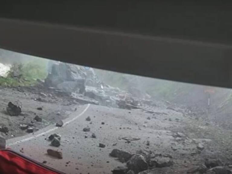 Impactante registro muestra cómo deslizamiento de rocas aplasta a un camión en Perú