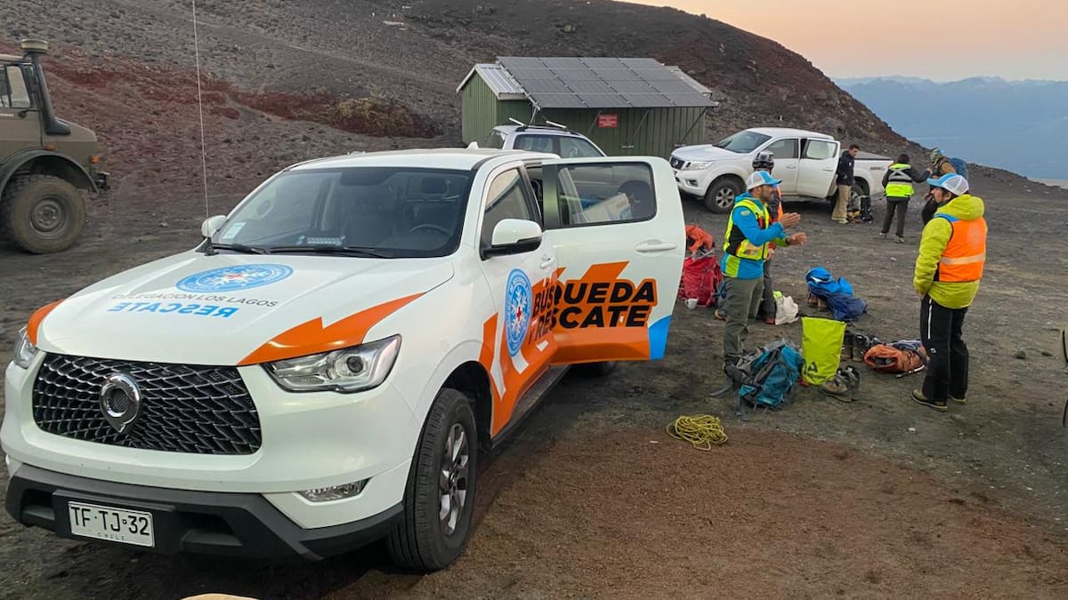 “Rodó cientos de metros”: inician recuperación del cuerpo de excursionista que murió tras caer en grieta del volcán Osorno