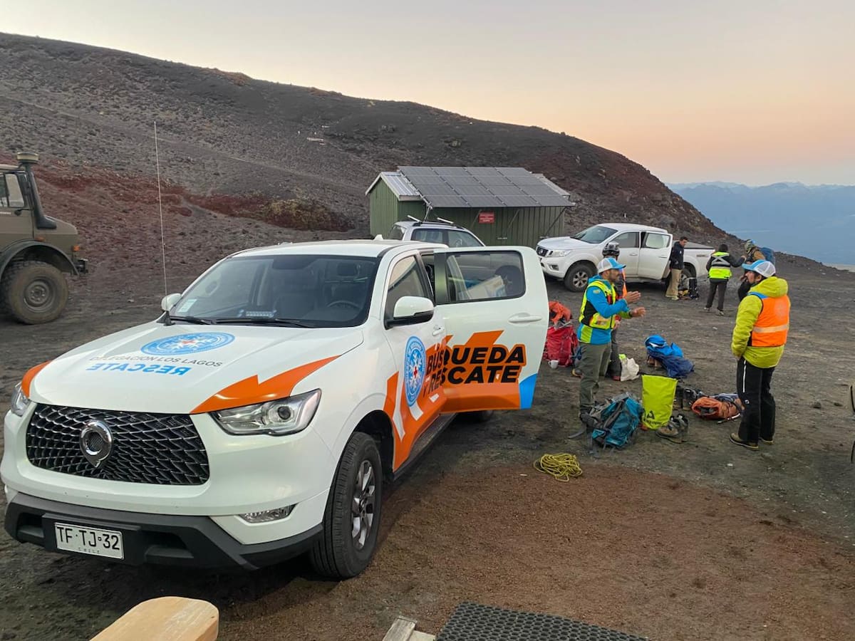 “Rodó cientos de metros”: inician recuperación del cuerpo de excursionista que murió tras caer en grieta del volcán Osorno