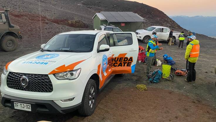 “Rodó cientos de metros”: inician recuperación del cuerpo de excursionista que murió tras caer en grieta del volcán Osorno