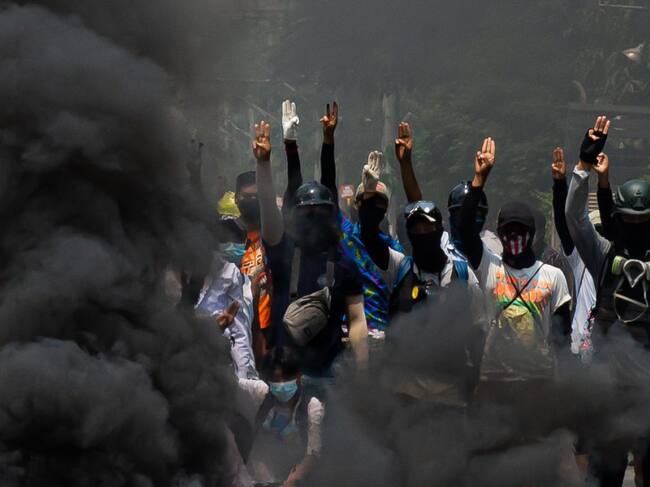 Manifestantes defienden una barricada contra los agentes de la dictadura en Rangún
