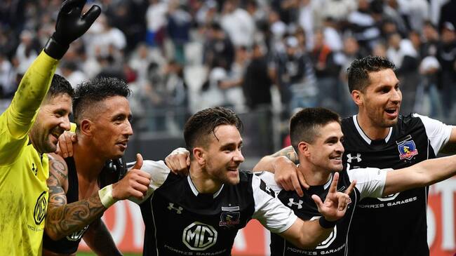 Chile's Colo-Colo players celebrate after their team defeated Brazil's Corinthians in their 2018 Copa Libertadores football match at Arena Corinthians stadium, in Sao Paulo, Brazil, on August 29, 2018. (Photo by NELSON ALMEIDA / AFP) (Photo credit should read NELSON ALMEIDA/AFP via Getty Images)