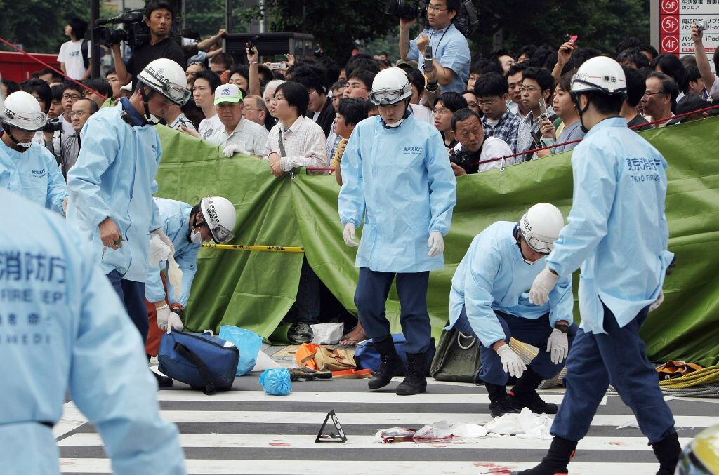 Equipo forense trabaja en la escena del ataque de Tomohiro Kato en 2008