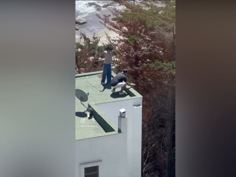 Pareja lanzando polluelos desde techo de condominio en Maitencillo