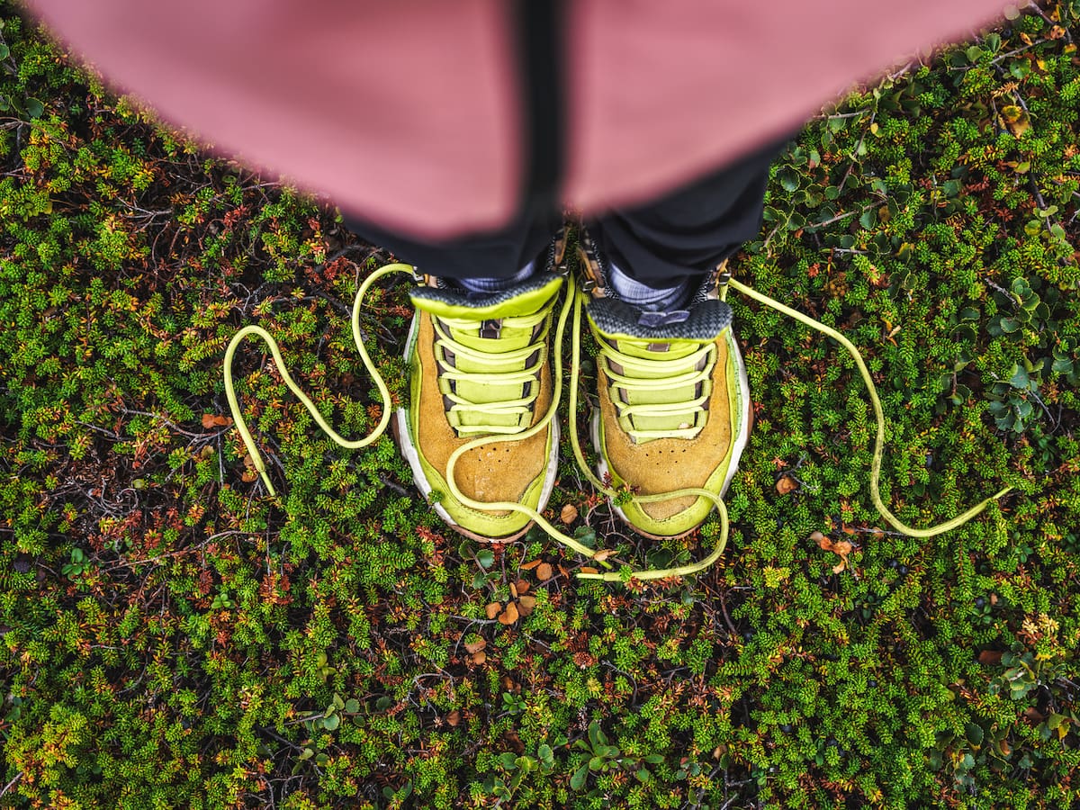 Se acabó el misterio: la ciencia revela por qué se desatan tanto los nudos de los zapatos