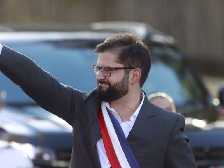 Presidente Boric le rinde honores a Allende antes de entrar a La Moneda