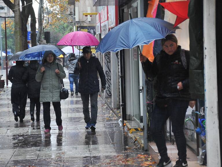 Lluvia en Santiago: Meteoróloga Michelle Adam confirma cuándo terminarán las precipitaciones este jueves y cuántos milímetros de agua caerán