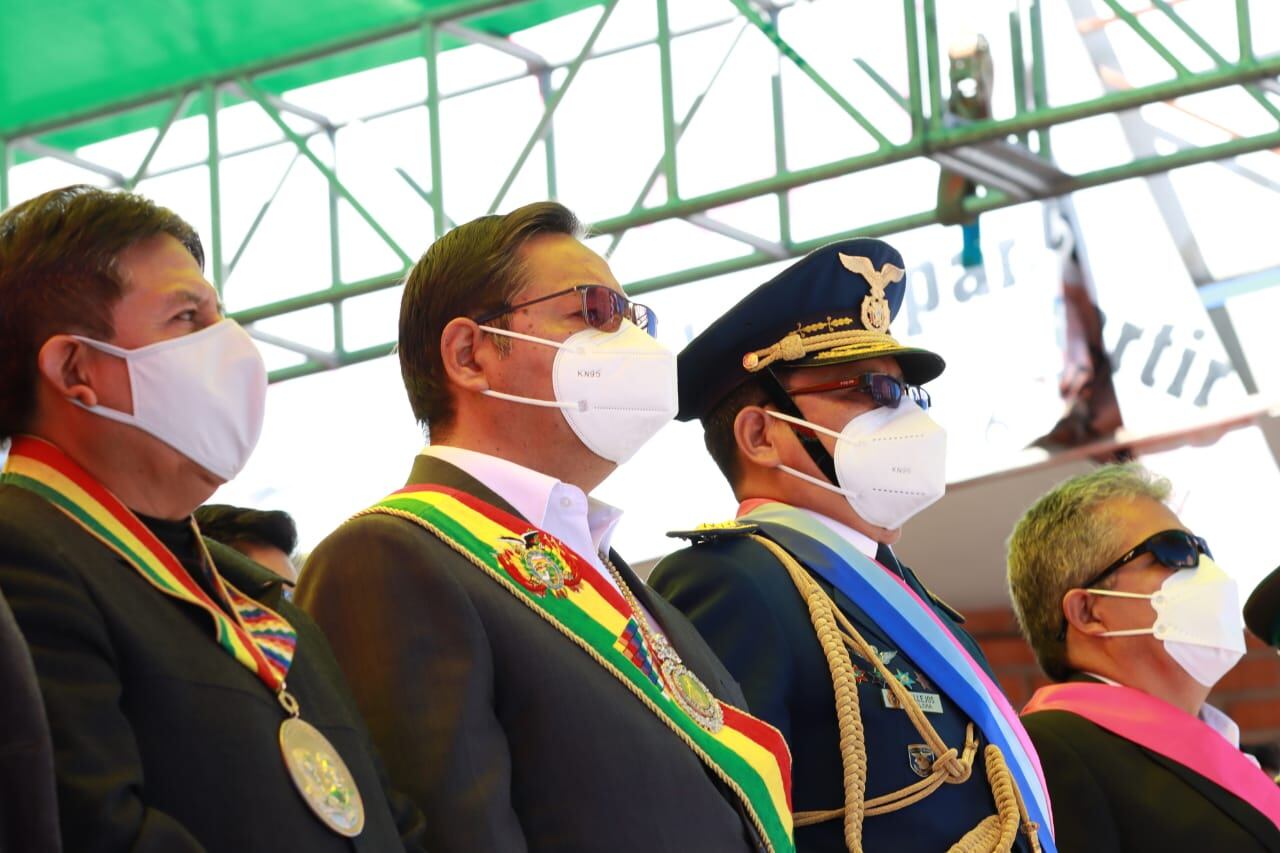 Luis Arce comanda la parada militar en la ciudad de Sucre