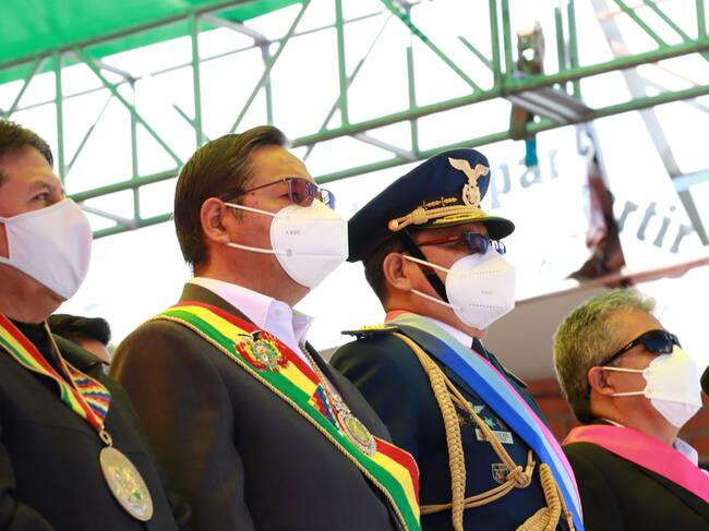 Luis Arce comanda la parada militar en la ciudad de Sucre