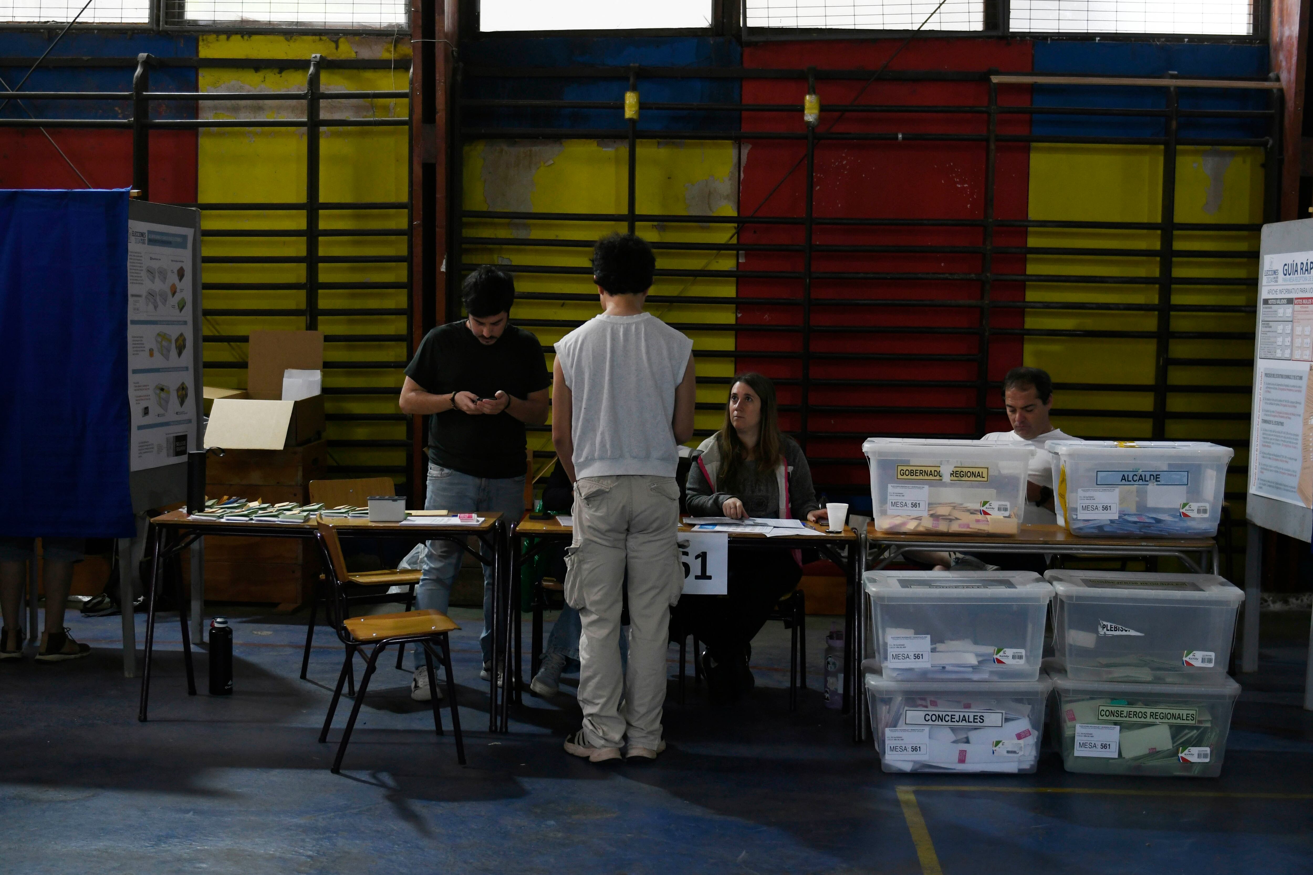 Carabineros detiene a dos sujetos tras riña en colegio de Puente Alto: uno era vocal de mesa