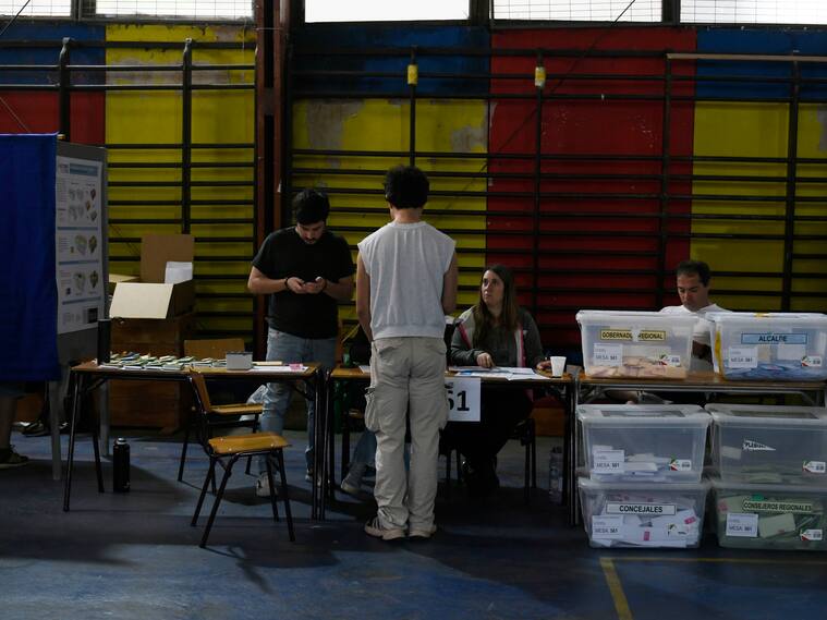 Carabineros detiene a dos sujetos tras riña en colegio de Puente Alto: uno era vocal de mesa