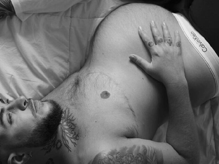 Hombre trans embarazado protagoniza nueva campaña de Calvin Klein