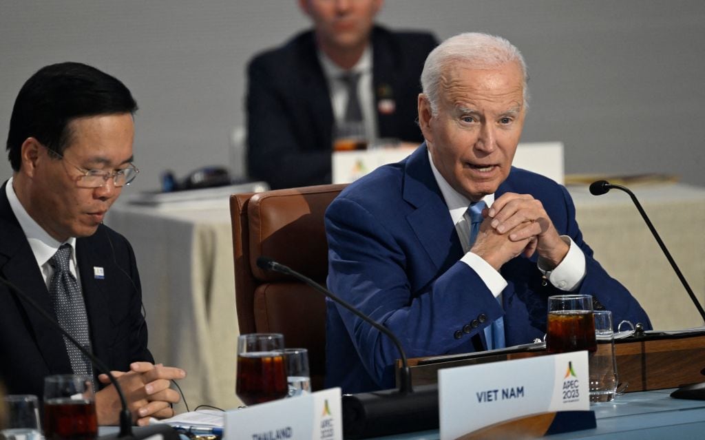 El dimitido presidente de Vietnam, Vo Van Thuong, junto al mandatario estadounidense Joe Biden en un foro de la APEC en California de EEUU.