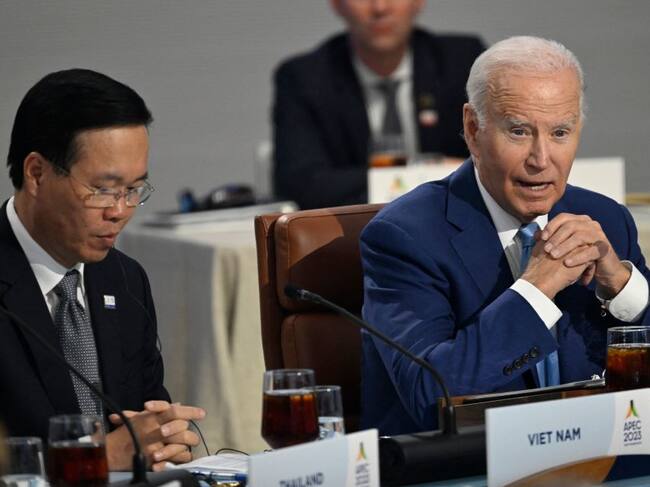 El dimitido presidente de Vietnam, Vo Van Thuong, junto al mandatario estadounidense Joe Biden en un foro de la APEC en California de EEUU.