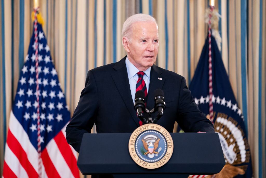 El presidente de Estados Unidos, Joe Biden, hace un anuncio en un salón de la Casa Blanca en la ciudad de Washington.