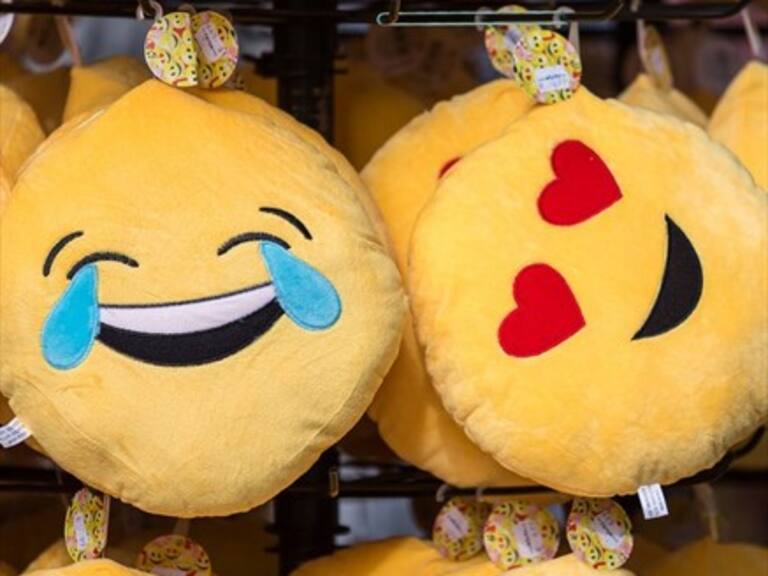 La RAE aclara dónde se colocan los emojis cuando escribimos