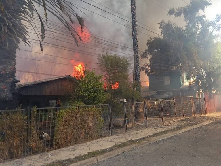 Senapred declara Alerta Roja en Lampa por incendio forestal: van cuatro viviendas afectadas por las llamas