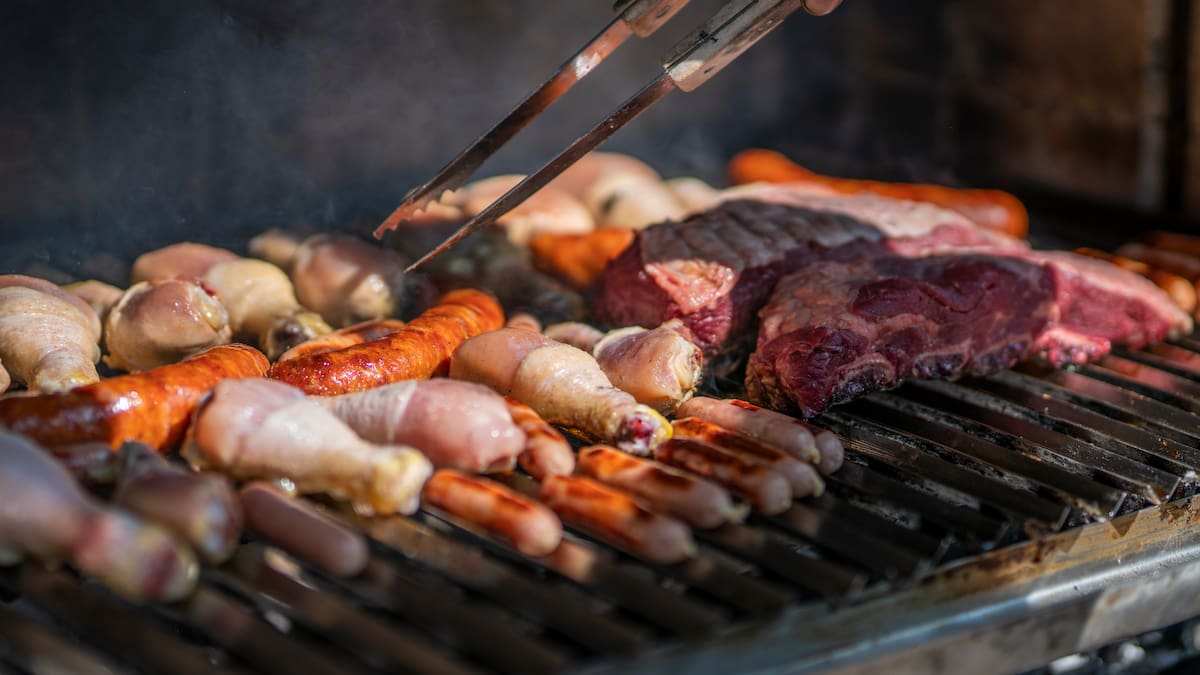 Asado del 18: experto explica cuándo sacar la carne del congelador y cómo evitar errores al descongelarla