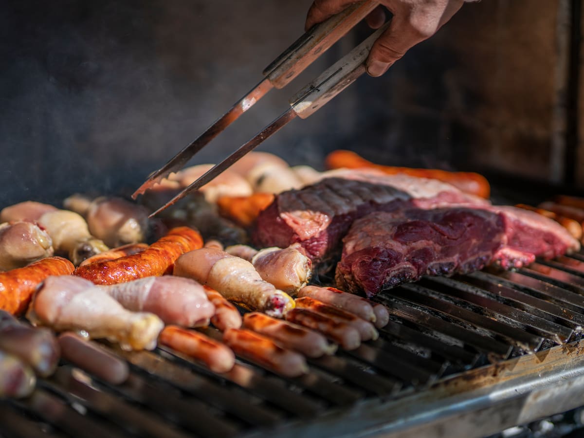 Asado del 18: experto explica cuándo sacar la carne del congelador y cómo evitar errores al descongelarla