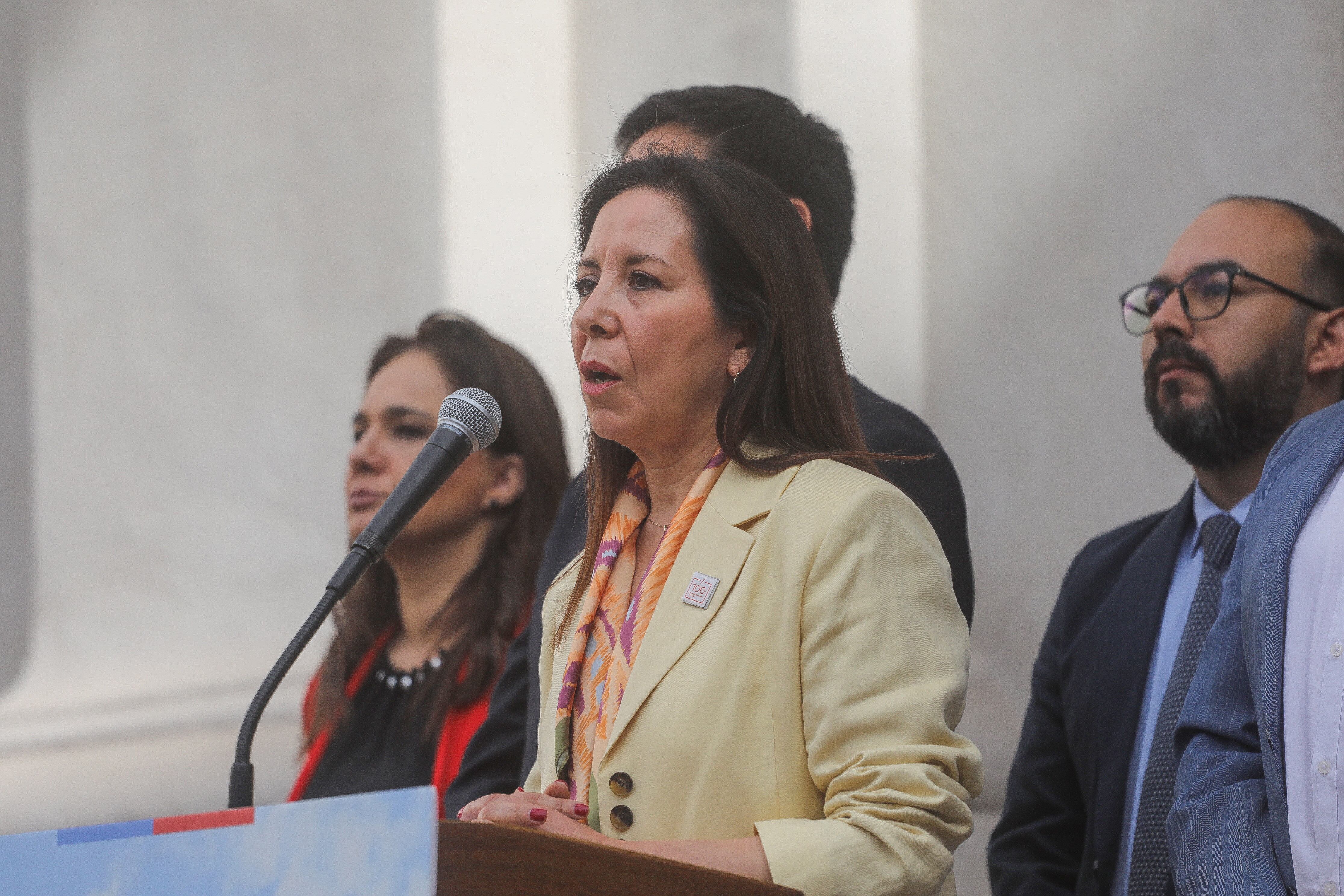 13 de noviembre de 2025 / SANTIAGO
El subsecretario del Interior, Víctor Ramos, junto a la presidenta del Consejo Directivo del SERVEL, Pamela Figueroa, encabeza reunión de coordinación y revisión del despliegue de los distintos servicios públicos y el plan de medidas especiales para la jornada electoral del próximo domingo 16 de noviembre, en el salon Democracia, en el Palacio de La Moneda. En la imagen, la Presidenta del Consejo Directivo del SERVEL, Pamela Figueroa, realiza un punto de prensa.
FOTO: SEBASTIAN BELTRAN GAETE / AGENCIAUNO
