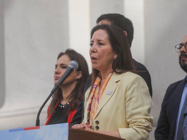 13 de noviembre de 2025 / SANTIAGO
El subsecretario del Interior, Víctor Ramos, junto a la presidenta del Consejo Directivo del SERVEL, Pamela Figueroa, encabeza reunión de coordinación y revisión del despliegue de los distintos servicios públicos y el plan de medidas especiales para la jornada electoral del próximo domingo 16 de noviembre, en el salon Democracia, en el Palacio de La Moneda. En la imagen, la Presidenta del Consejo Directivo del SERVEL, Pamela Figueroa, realiza un punto de prensa.
FOTO: SEBASTIAN BELTRAN GAETE / AGENCIAUNO