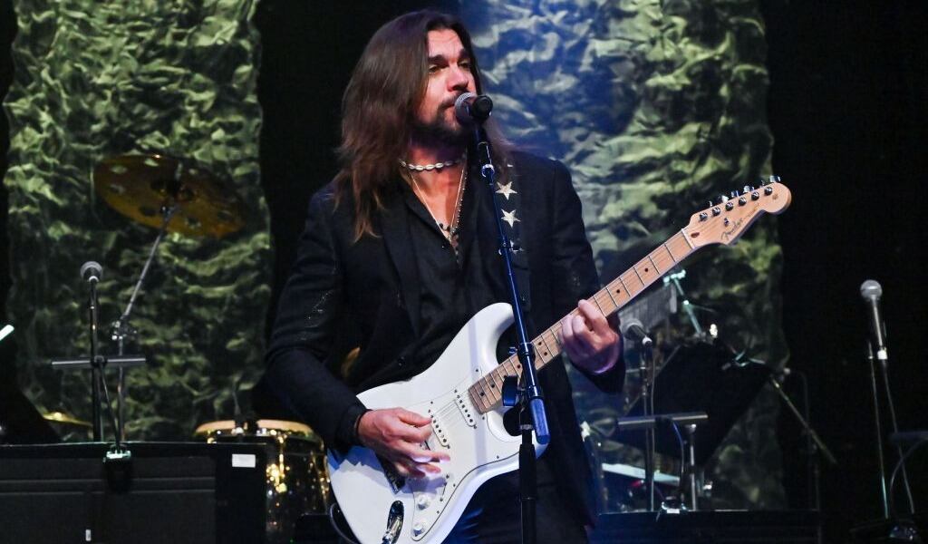 Juanes hizo improvisado concierto en España