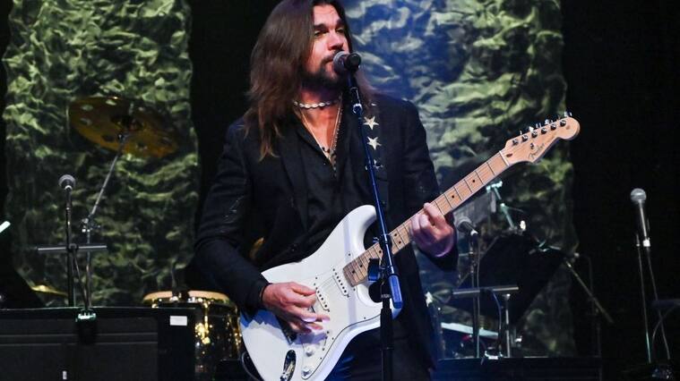 Juanes hizo improvisado concierto en España