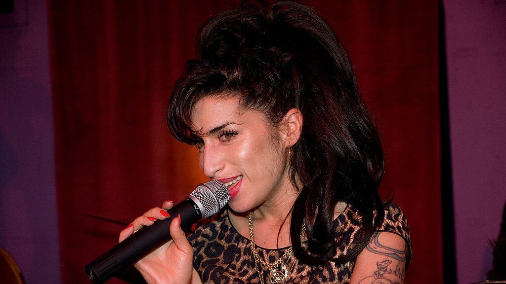LONDON - OCTOBER 7: Amy Winehouse performs at the launch party of City Burlesque on October 7, 2010 in London, England. (Photo by Samir Hussein/Getty Images)