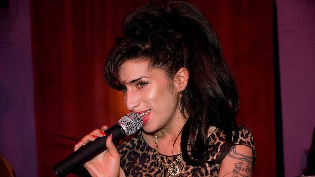 LONDON - OCTOBER 7: Amy Winehouse performs at the launch party of City Burlesque on October 7, 2010 in London, England. (Photo by Samir Hussein/Getty Images)