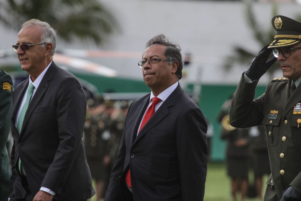El presidente Gustavo Petro junto a las mandos militares de Colombia