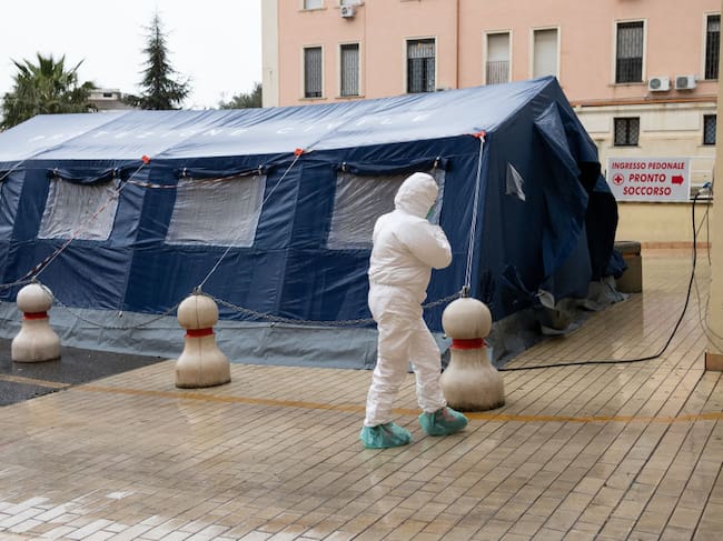 Una enfermera camina en el exterior de un hospital en la región italiana de Calabria