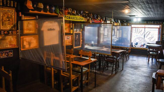 27 DE JULIO 2020 / TEMUCOLa Frontera Restobar ubicado en calle O'Higgins en Temuco, se prepara para su reapertura este martes debido al anuncio de apertura parcial por parte del Ministerio de Salud para La Araucanía, en el marco del plan paso a paso por la Pandemia del COVID-19.
FOTO: MARCOS MALDONADO / AGENCIAUNO