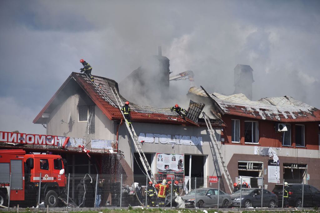 Los ataques rusos provocan un incendio en un edificio en Leópolis