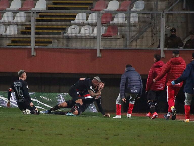 Curicó Unido protagonizó una remontada fantástica ante Universidad Católica y se metió de lleno en la lucha por el título