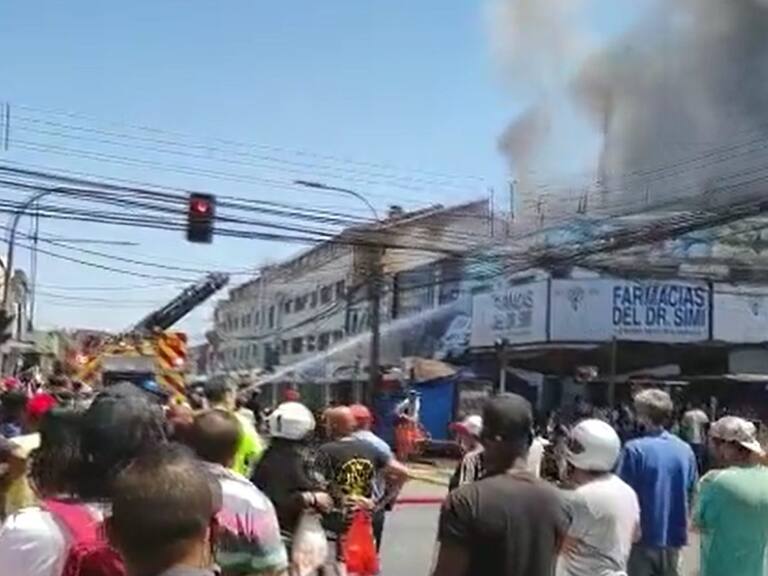 Incendio en Barrio Franklin: 17 compañías del Cuerpo de Bomberos de Santiago acudieron al lugar