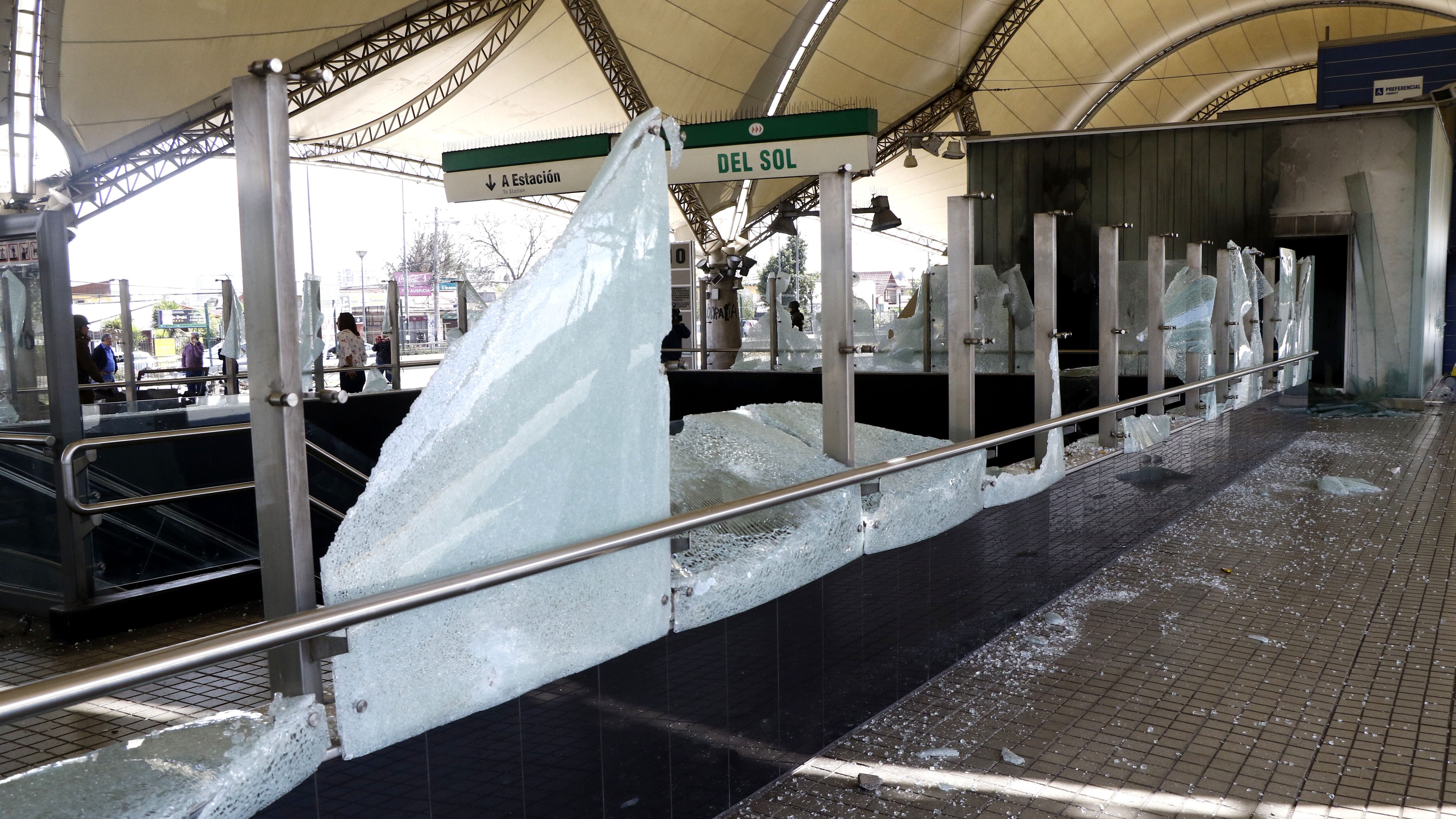 Condenan a dos imputados por ataques a Estación del Sol del Metro durante estallido social