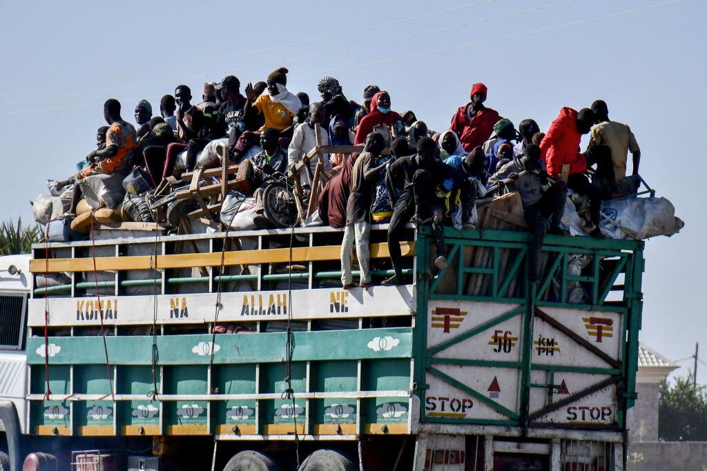 Cientos de personas abandonan Maiduguri en un camión en Nigeria