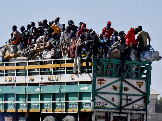 Cientos de personas abandonan Maiduguri en un camión en Nigeria