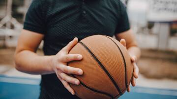 Deportista chileno usa sus redes sociales para concientizar sobre comunidad LGBT+ en el deporte: “Soy basquetbolista gay y obvio me gritan maricón”