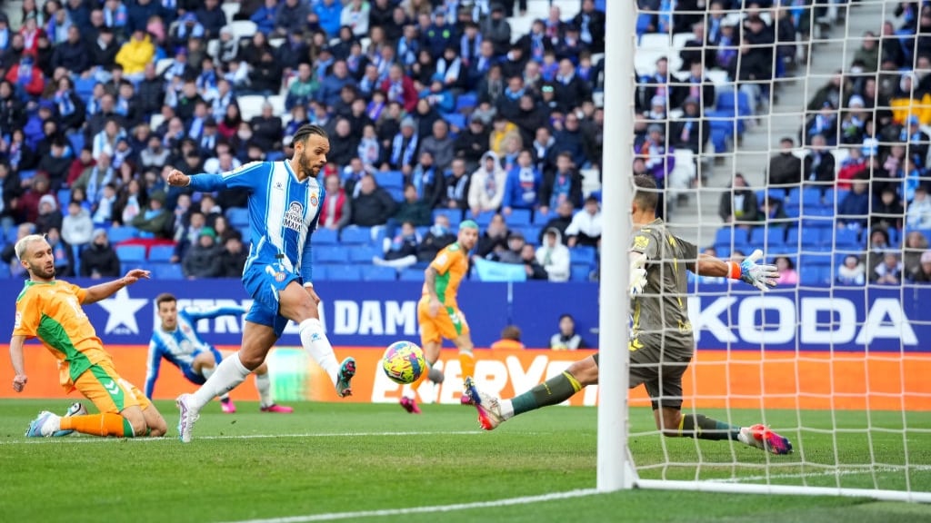 Con Claudio Bravo como titular: Real Betis no levanta cabeza y pierde ante Espanyol en La Liga