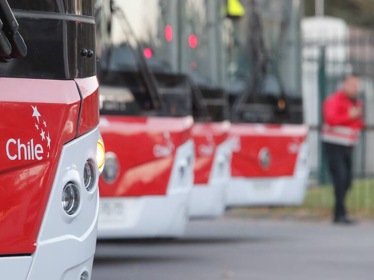 Ministro de Transportes evalúa reducir flota de buses RED por ineficiencias en el sistema