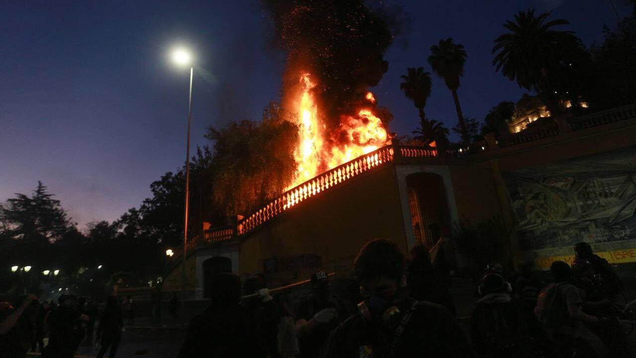 Incendio en Cerro Santa Lucía en aniversario de estallido social