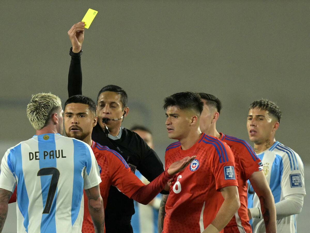 La dura entrada de Rodrigo de Paul sobre Víctor Dávila