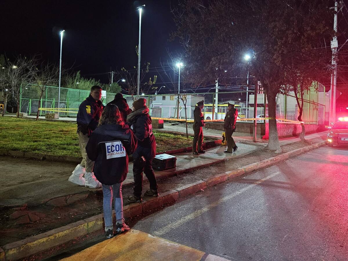 Adolescente de 17 años en riesgo vital tras ser baleado mientras jugaba básquetbol en multicancha de Colina