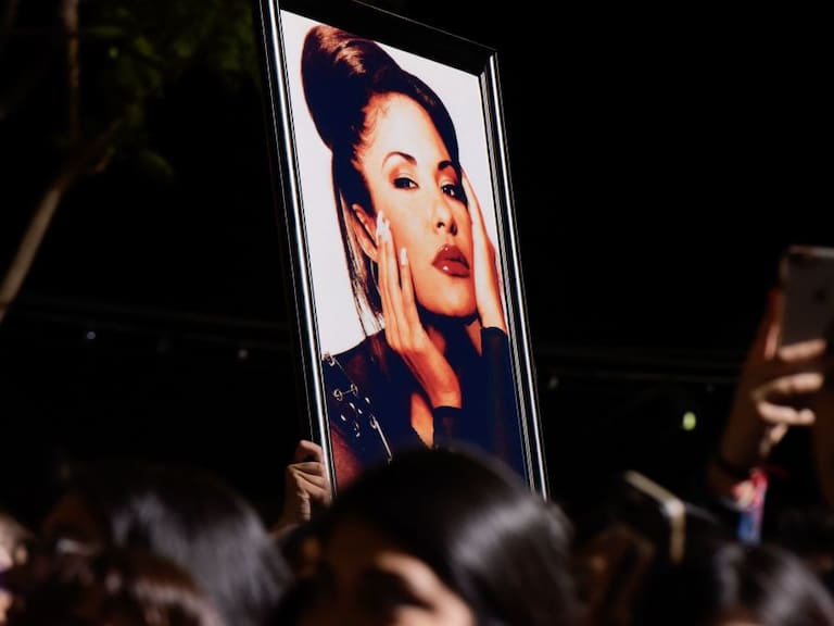 Fans hols a photo of Selena during the ceremony honoring singer Selena Quintanilla with a Star on the Hollywood Walk of Fame on November 3, 2017, in Hollywood, California. / AFP PHOTO / TARA ZIEMBA (Photo credit should read TARA ZIEMBA/AFP via Getty Images)